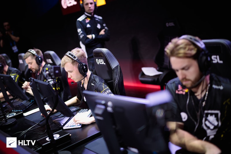 m0NESY: Tôi sẽ chơi tại nơi mà tôi muốn chơi