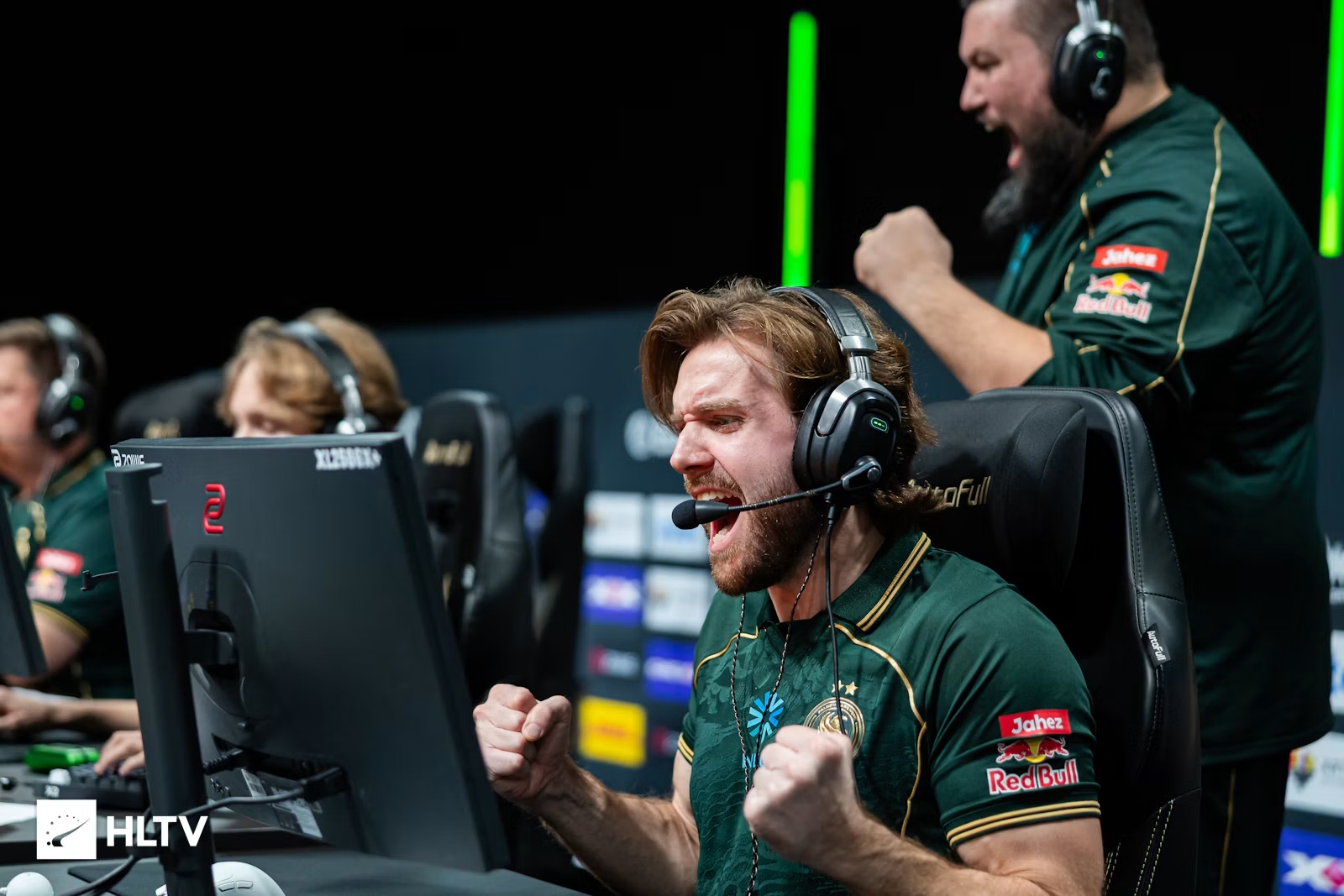  Falcons  outlast NAVI to secure ESL Pro League playoff berth