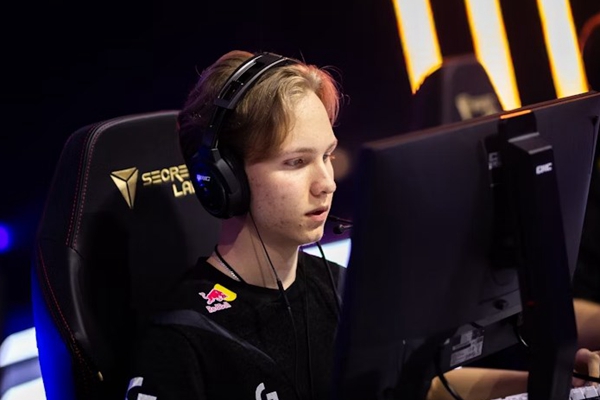 Helpless sighs full of regret as m0NESY live streams viewing b1t's Major championship trophy