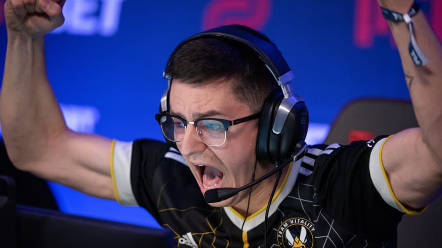 Soppressione tattica, dominio del gioco di armi,  apEX  selezionato come MVP contro  SAW 