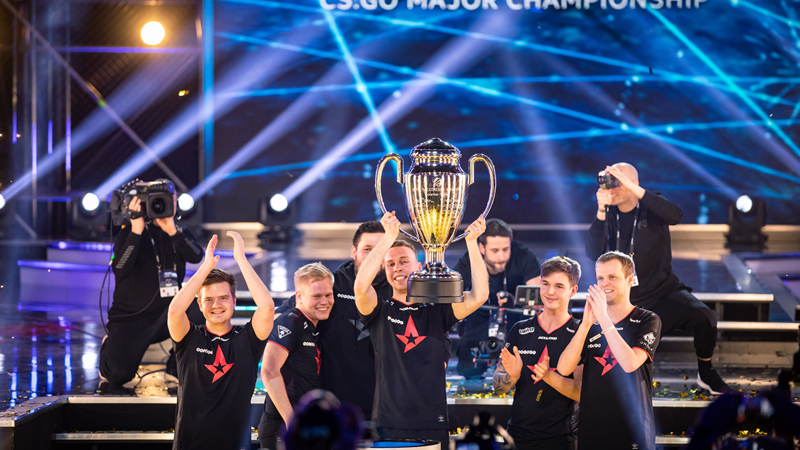 ประวัติศาสตร์การโอนย้ายทีมสำคัญของ Bubzkji:  s1mple  ถือว่าอยู่ในอันดับที่ห้าเท่านั้นในทีม NAVI