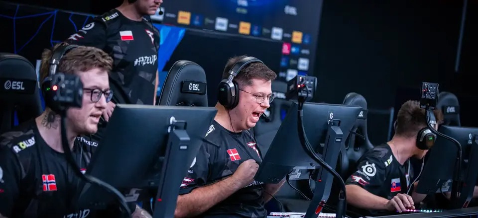 FaZe и Complexity продолжают свой путь в нижней сетке,  pain  и  Imperial  покидают IEM Rio
