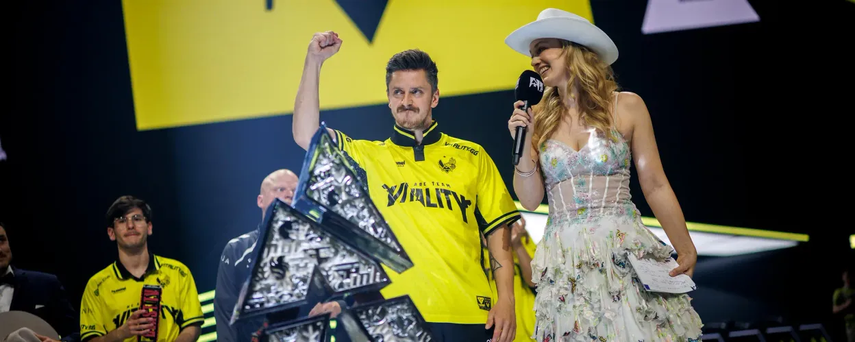  apEX  Hielt sein Versprechen und rasierte sich den Kopf nach dem Gewinn des BLAST.tv  Austin  Major 2025