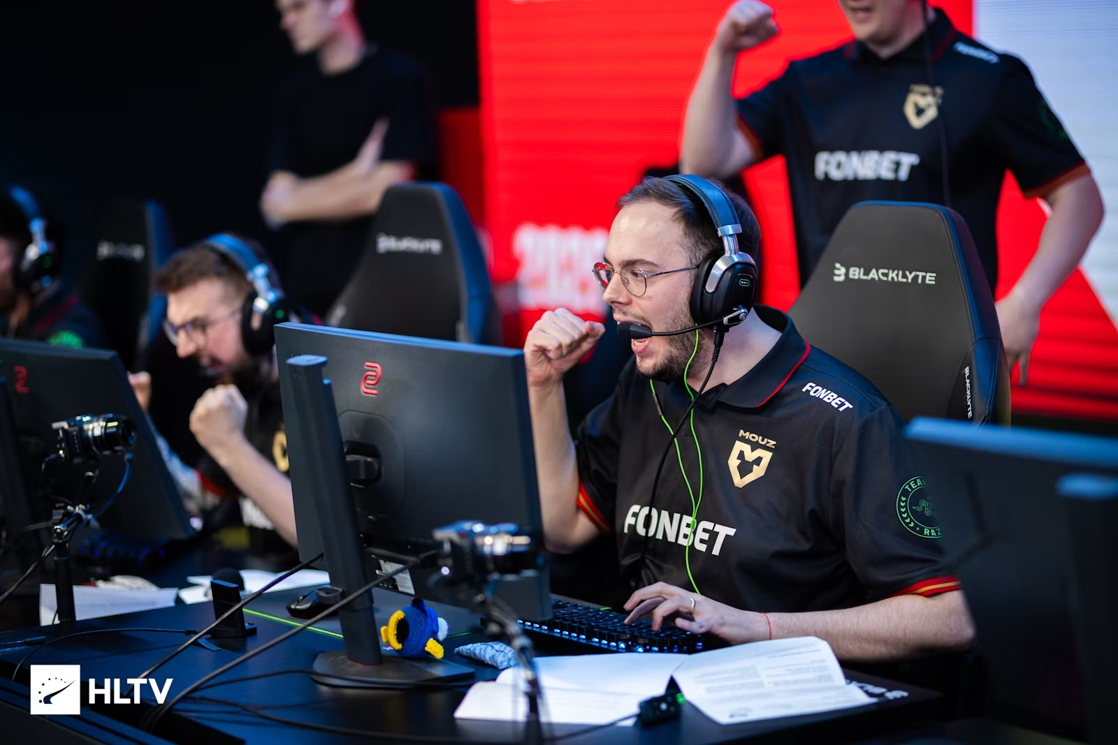  Mouz  mengeliminasi NAVI dari StarSeries Fall setelah comeback tiga peta
