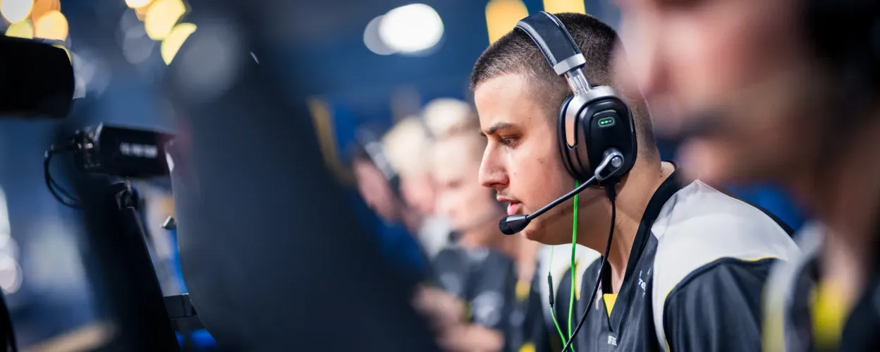 NAVI tinalo ang FaZe at nakakuha ng puwesto sa playoff sa IEM Cologne 2025