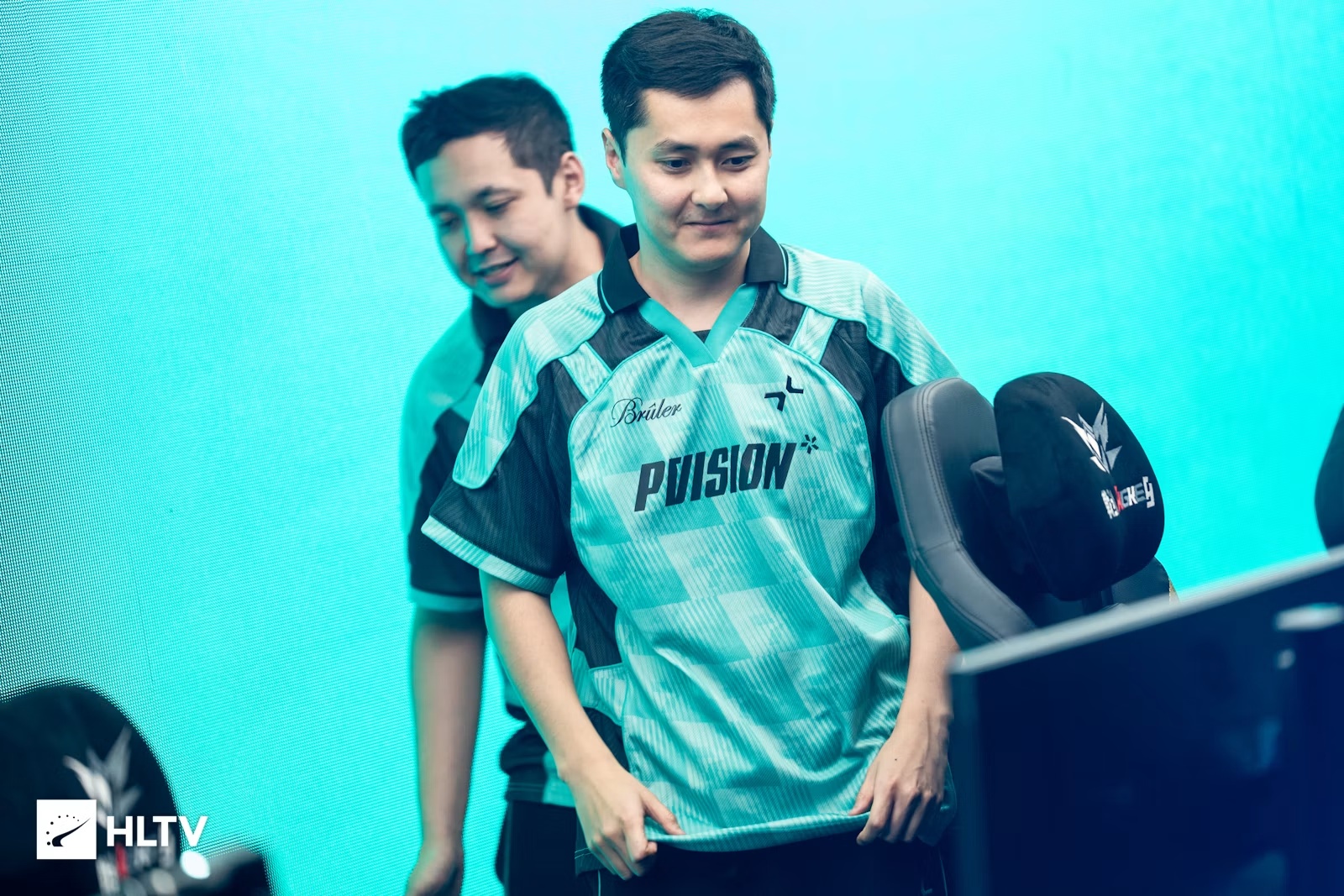 PARIVISION sign HObbit and bench slaxejezzz