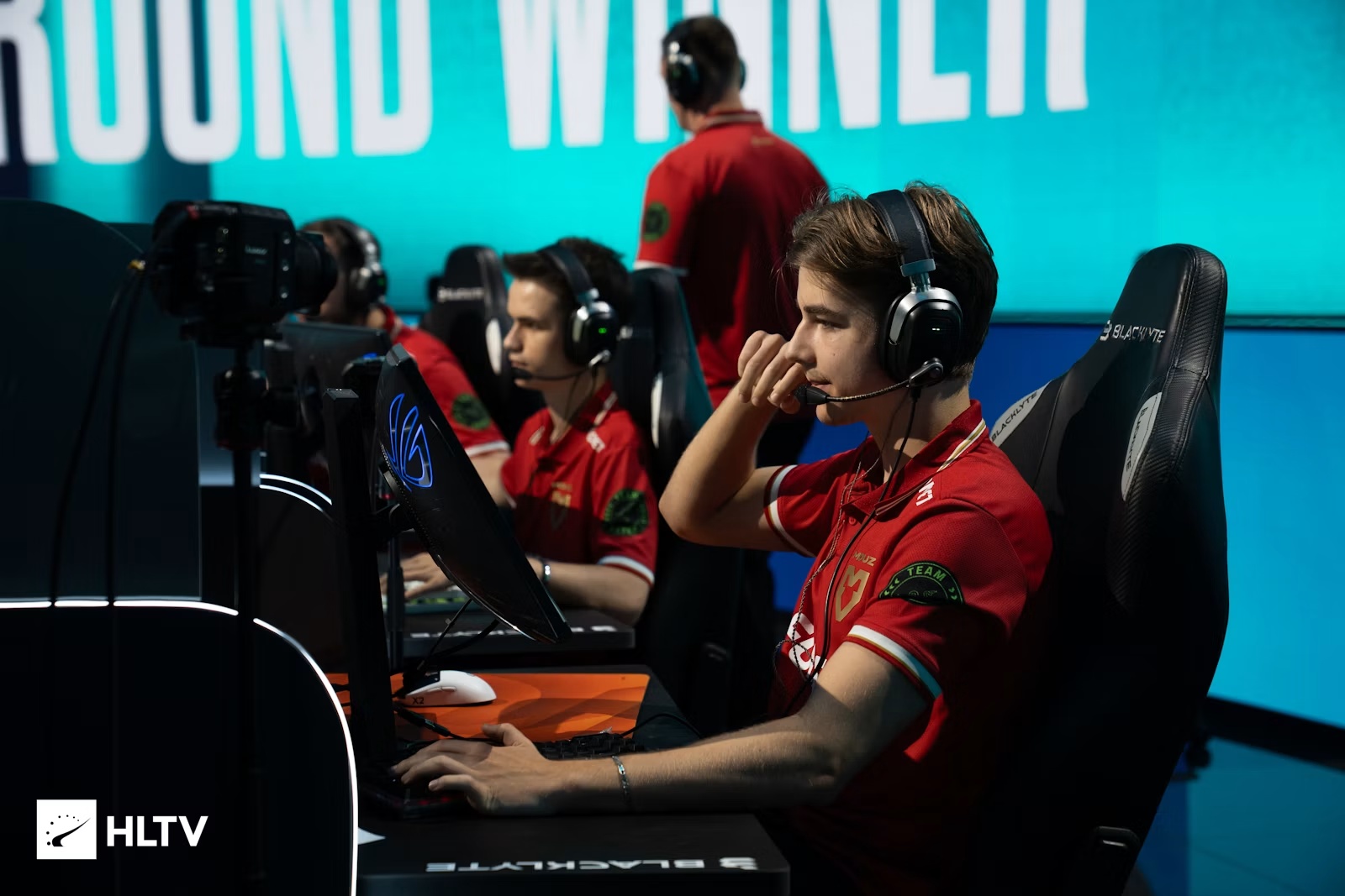  Mouz  reverse sweep  Falcons  2-1 to secure BLAST Open Porto semi-final berth