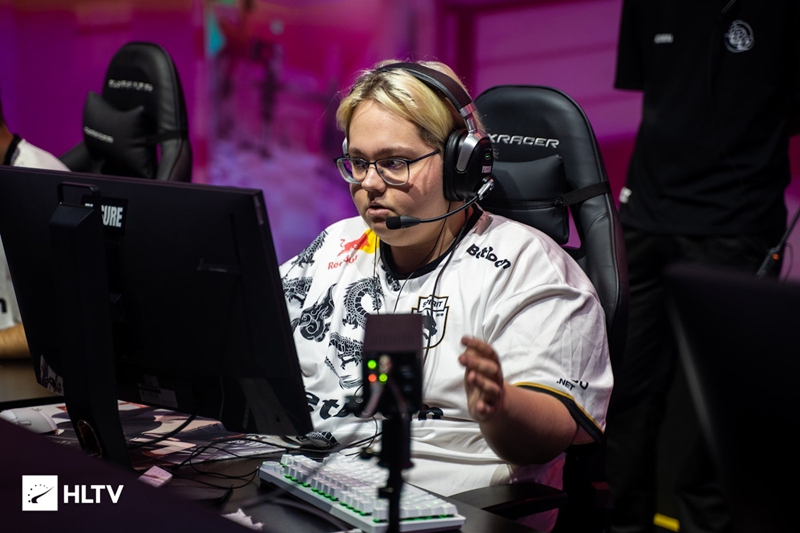  magixx ：有很多情况下，我们打得像蠢狗