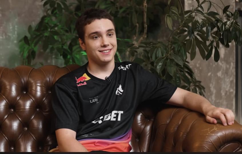   Larl  : There's not much change in BB, still focusing on lanes but confused in the mid and late stages