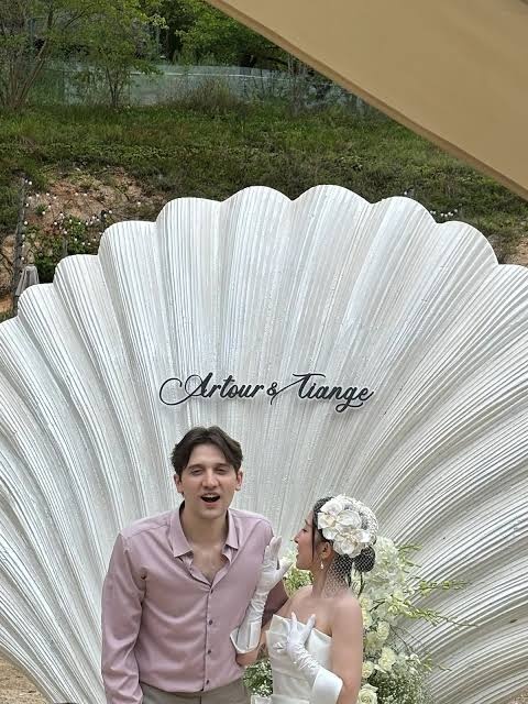 Arteezy与长期伴侣和Dota 2人才Dove结婚