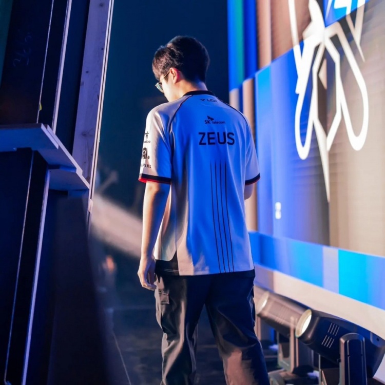 Zeus shares trophy photos & Spurs match return photos: Champion