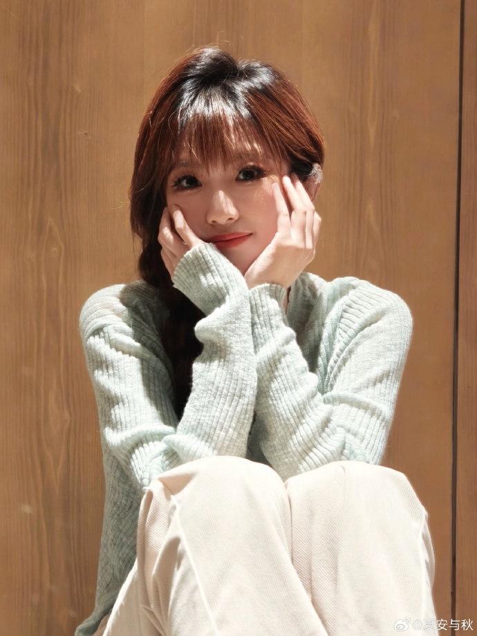 LPL主持夏安微博晒照：又幸福了安子