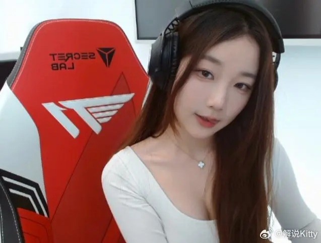 Vorherige LPL Englisch Kommentator Kitty zeigt ein Foto: Rate mal, wo ich bin!