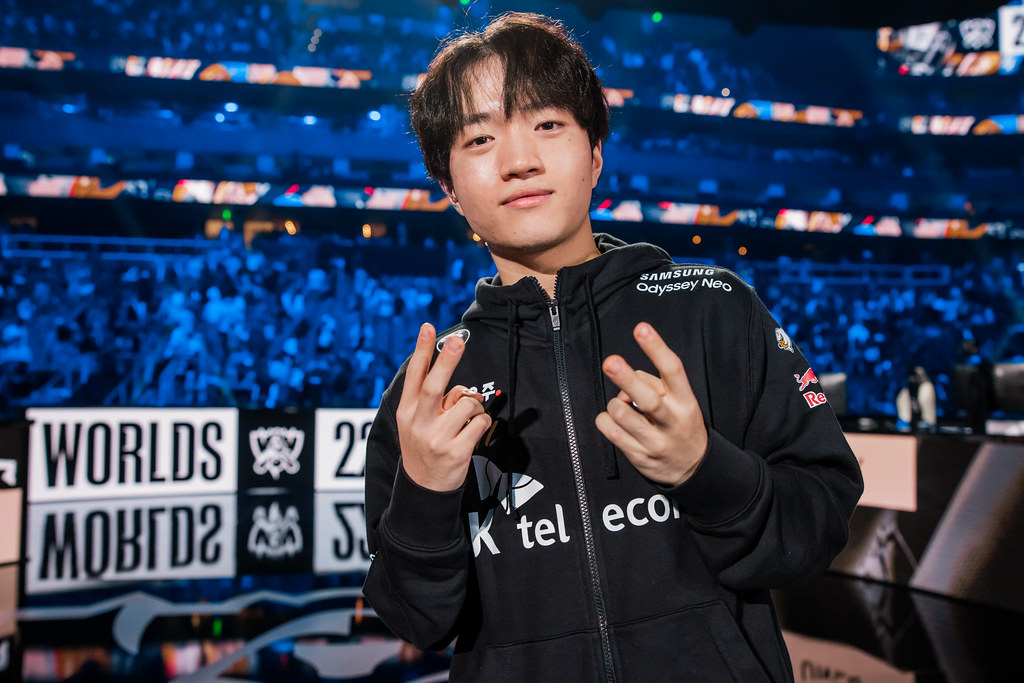 Keria: "The championship skin will either be Bard or Renata; I haven't decided yet