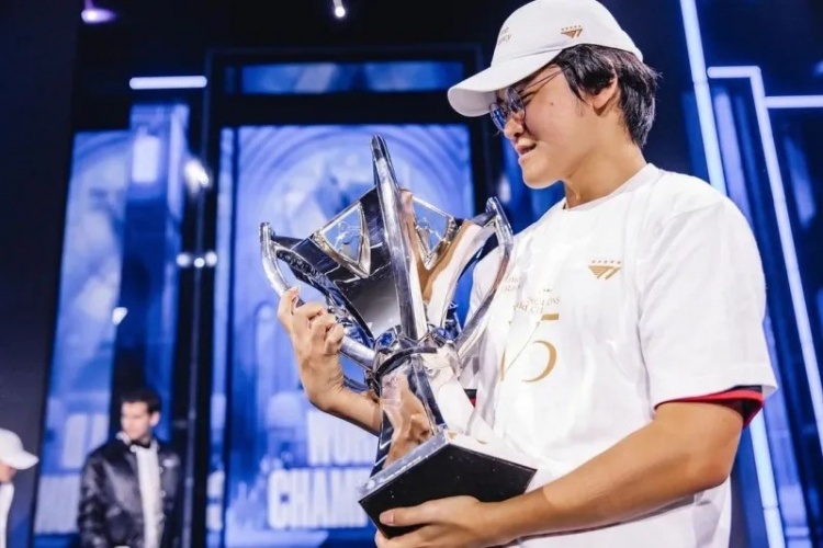  Gumayusi  更新下路組合擁抱、獎盃照片和團體照片：創造歷史