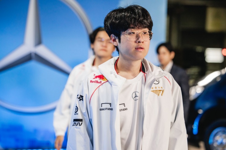 Zhu Kai: T1 excessively demands Zeus to sign a four-year long contract with an annual salary of only around 7 million, as if they are trying to send him off like a beggar.