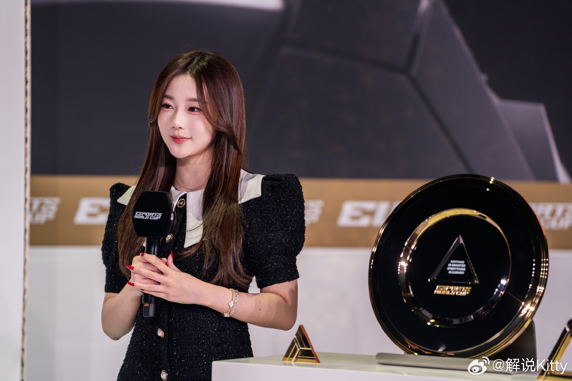 EWC主持Kitty晒返图：第一次在国际台上现场翻译