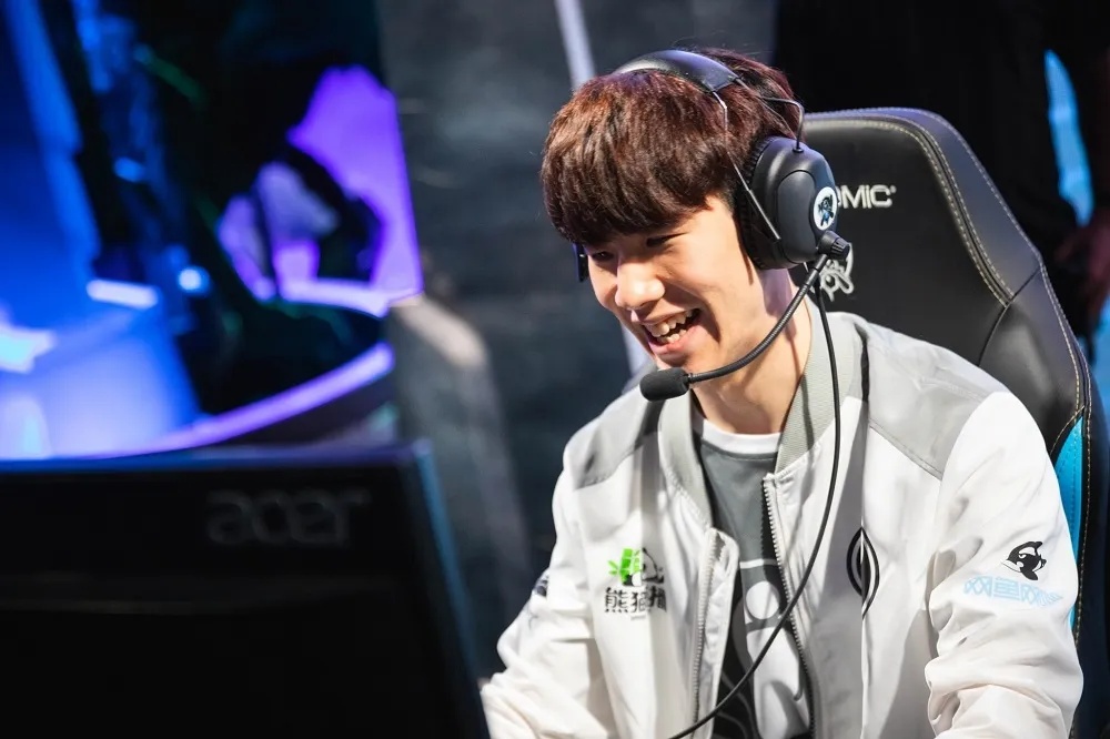  Invictus Gaming  defeats LYON in three games to  Reach  Worlds playoffs