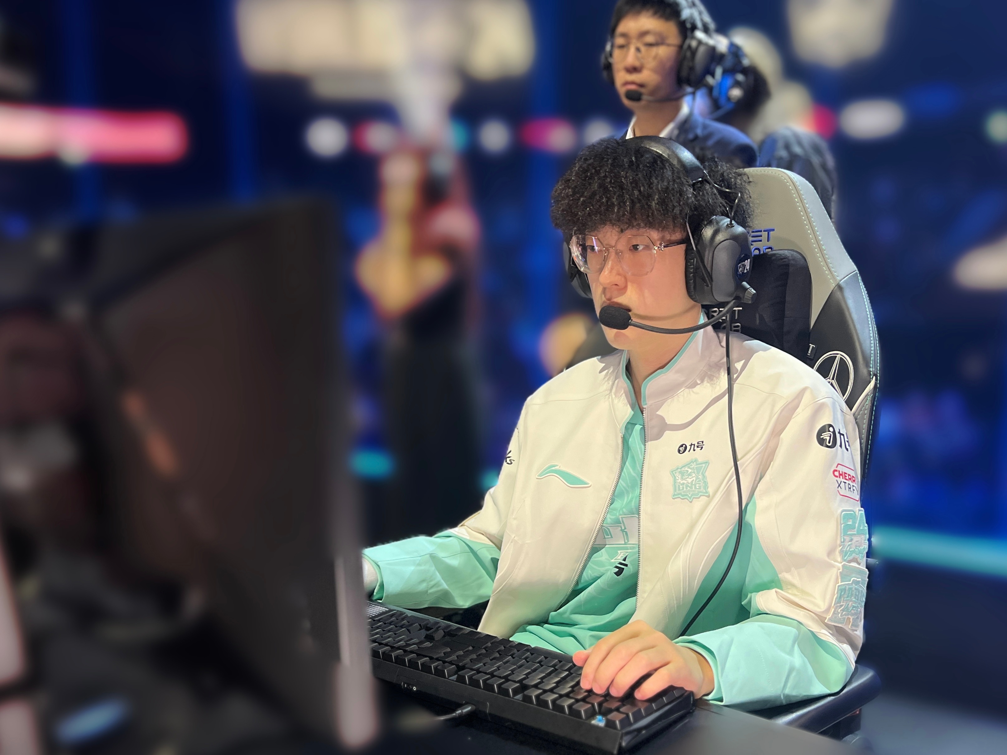  LNG Esports  รายชื่อเปิดเผยโดย Hanyi:  ZIKA  ,  Tian  ,  Scout  ,  Peyz  ,  Hang  เซ็นสัญญากลางดึก