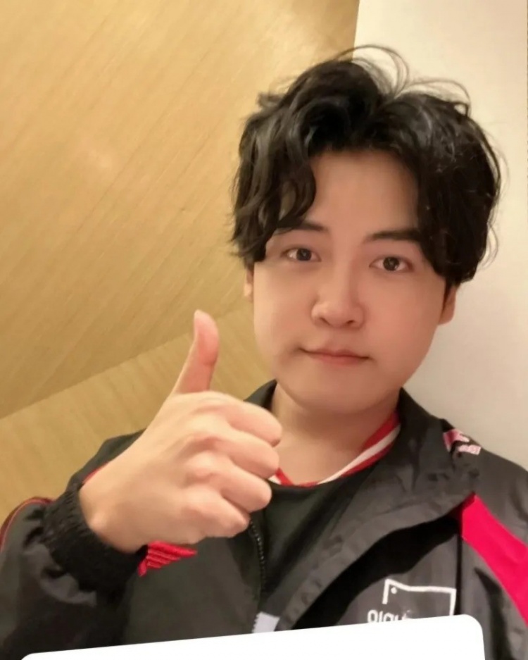  Gumayusi  發佈了早茶和蛋撻的照片以及自拍：我的髮型怎麼樣？