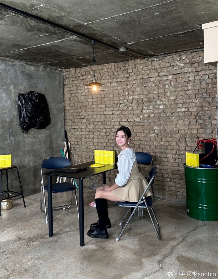 LCK host Yoon Soo-bin shares a photo: The World Championship semifinals are not far away! LCK, LPL, fighting!