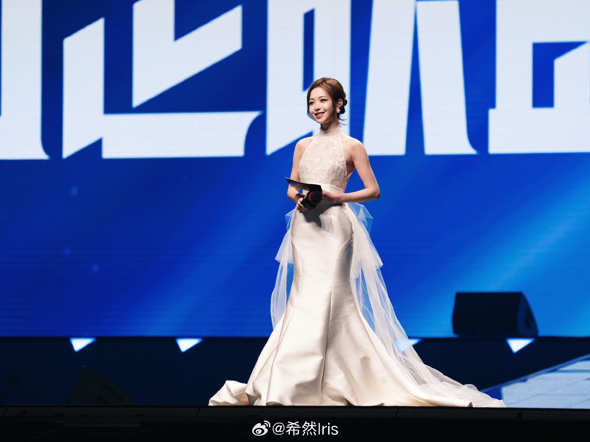 LPL女主持人希然分享礼服美照：明眸皓齿，好爱多来