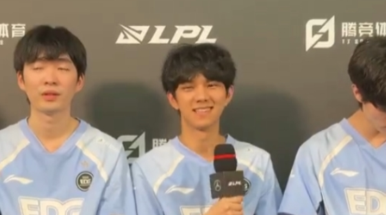  EDward Gaming  สัมภาษณ์กลุ่มหลังการแข่งขัน:  Wink  กล่าวว่าสู้ๆ~ เรายังไม่เข้าโลงเลย!