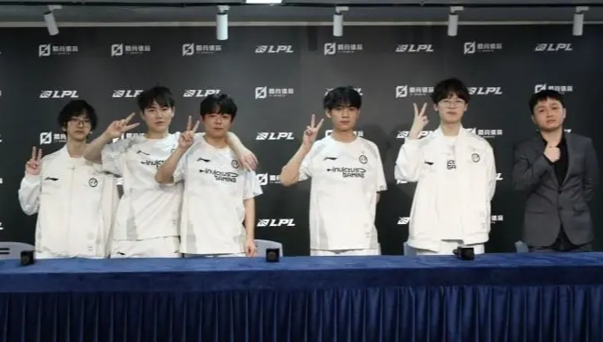  Invictus Gaming  intervista di gruppo post-partita: Tutti hanno imparato dall'esperienza e osato fare mosse.