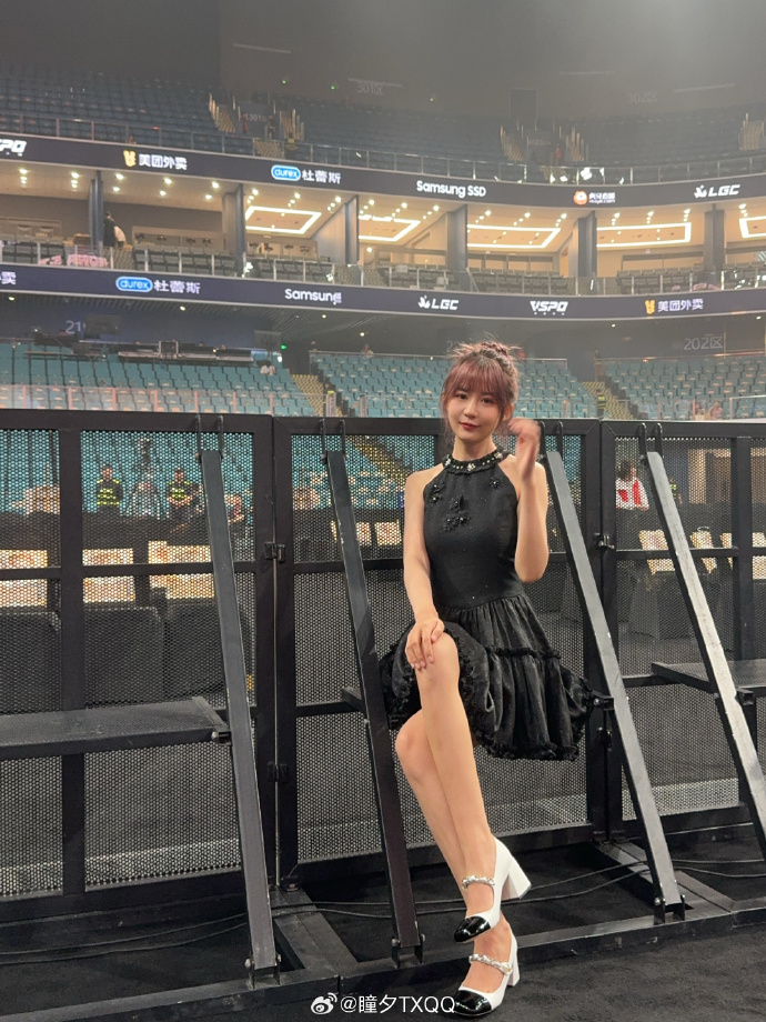 LPL解说瞳夕虎牙传奇杯晒照：今天继续见