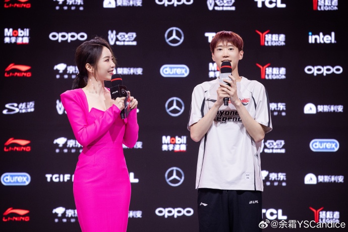  LPL  người dẫn chương trình Yu Shuang đã trở lại bức ảnh sau trận đấu hôm qua: điều này nên được coi là một người hâm mộ Barbie ~