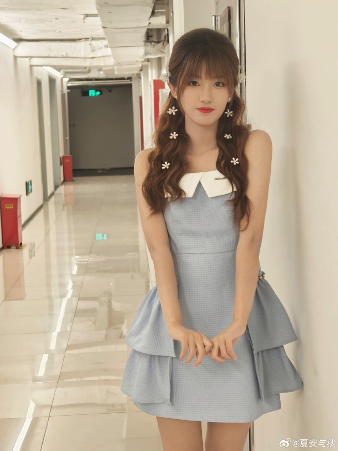  LPL  主持人夏安和邱微博发布了一张照片：捕捉到了三个头和六只手