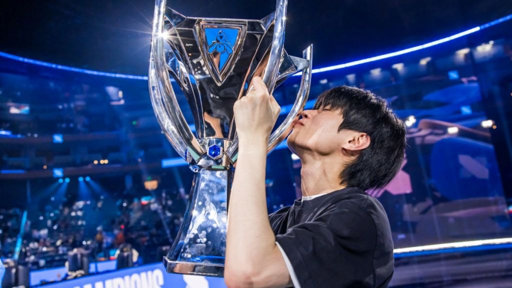  Deft ：第一次到達 EDward Gaming 時，我覺得很有趣，因為感覺像家一樣。