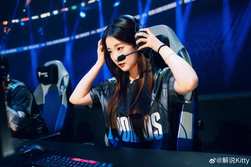 Former LPL English stream female commentator Kitty shares a photo: Need a support? :P
