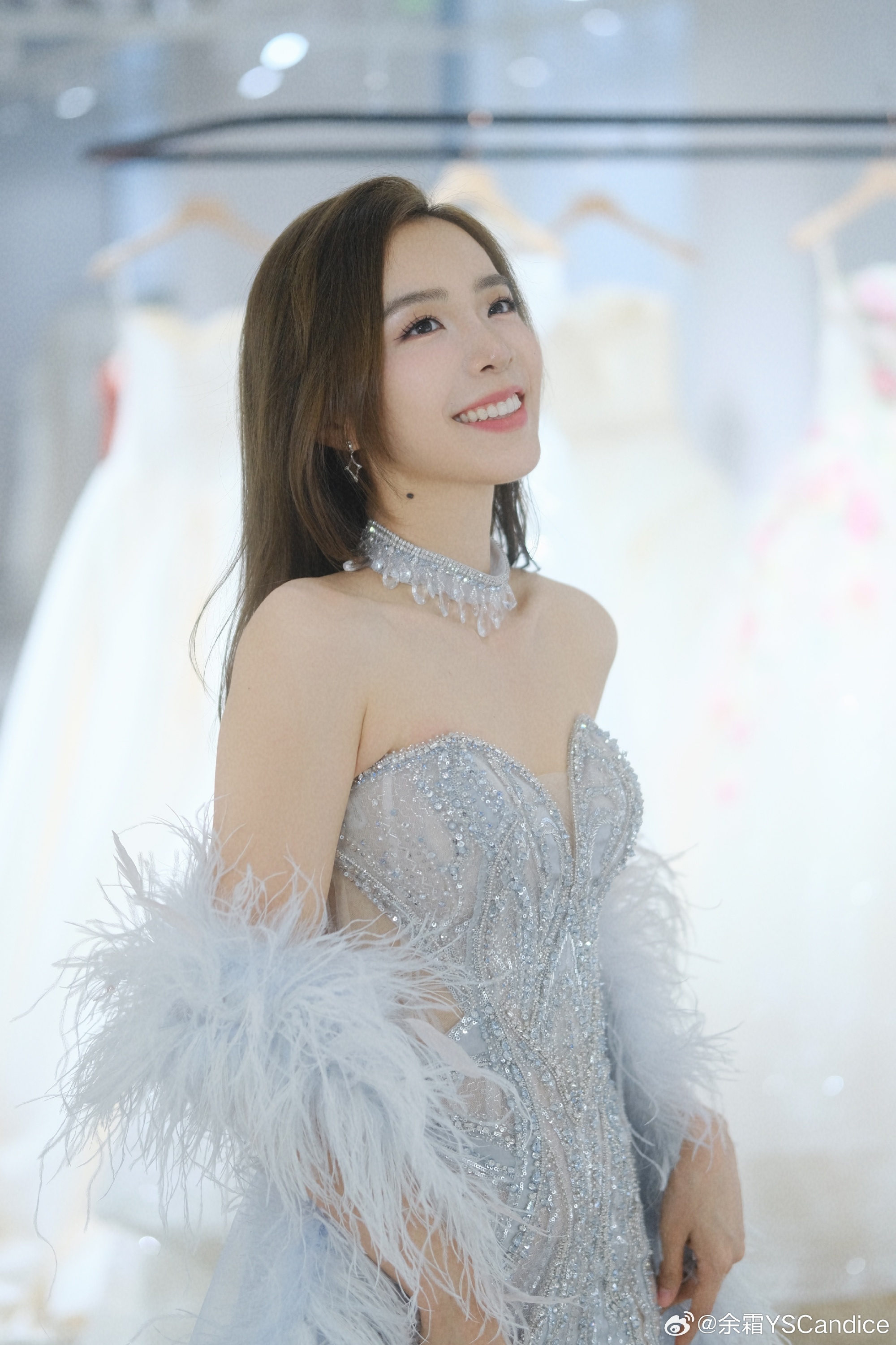 Nữ MC  WOWLPL  Yu Shuang chia sẻ những bức ảnh mặc váy đẹp: Bạn thích đá lấp lánh hay vải voan mỏng?