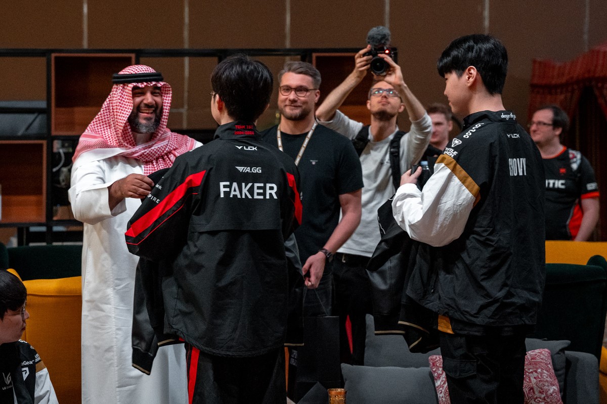 ¡Las especificaciones son un poco altas! El príncipe Faisal bin Bandar de  Saudi Arabia  saluda a  T1  y  Generation Gaming  