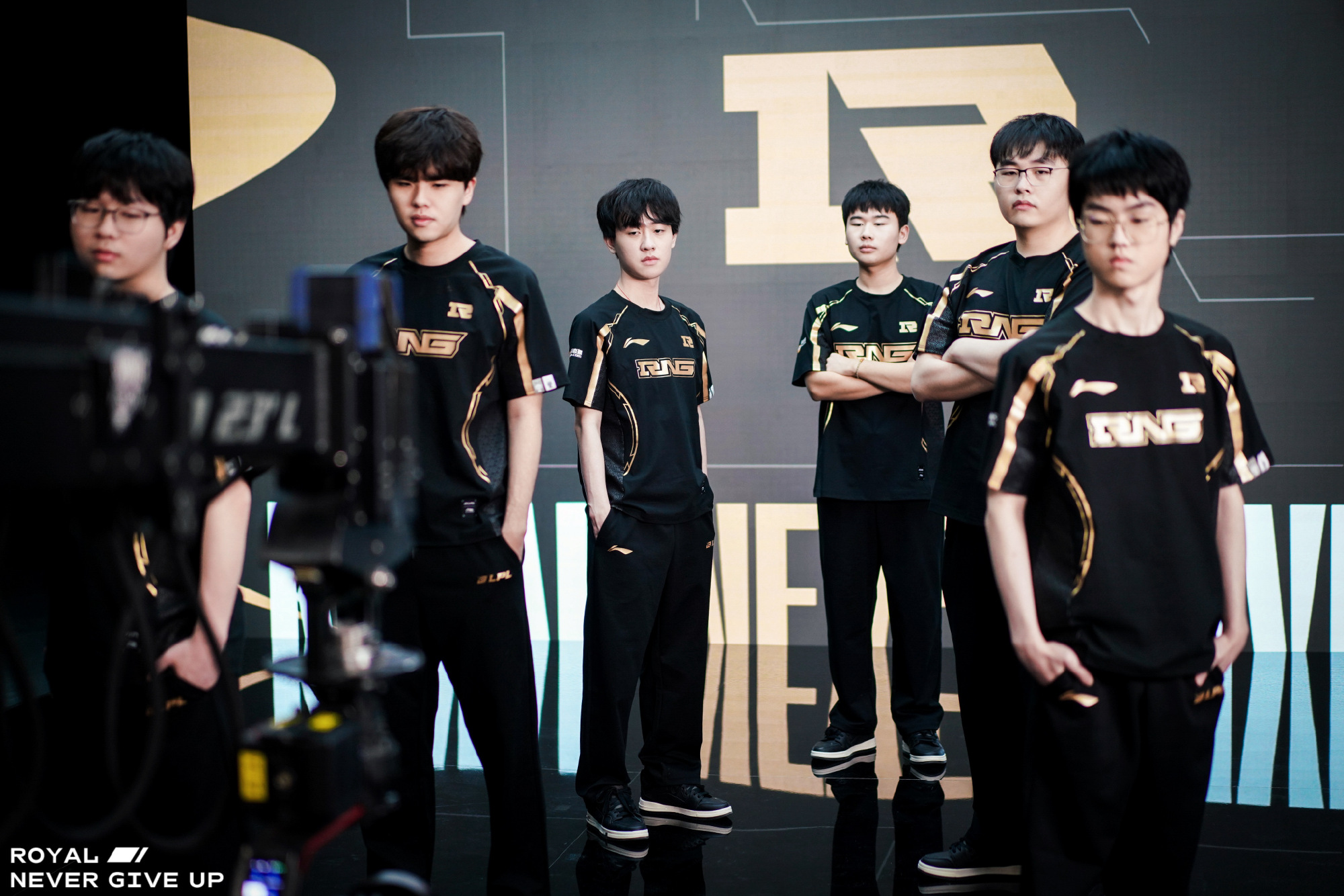  Royal Never Give Up  đã gặp thất bại thứ ba của mùa giải trước  Invictus Gaming , rớt khỏi top mười trong phần chia mùa xuân của  LPL  với một khoảng điểm là -2