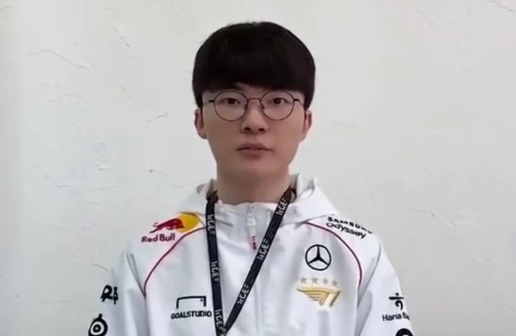  faker  : Постоянно развиваясь и совершенствуясь, всегда стремясь к победе — это моя цель.