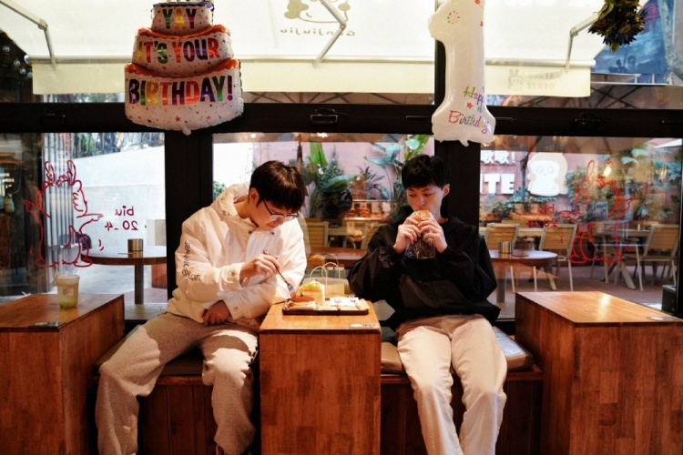 WE teilt Spielerfotos: Lass mich probieren, ob das gut ist