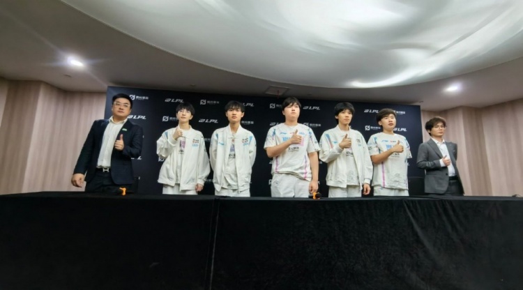  Bilibili Gaming  intervista di gruppo post-partita  Elk  : Dopo la partita, ho chiacchierato con  Breathe , e ho sentito che ha avuto una giornata difficile, costantemente catturato