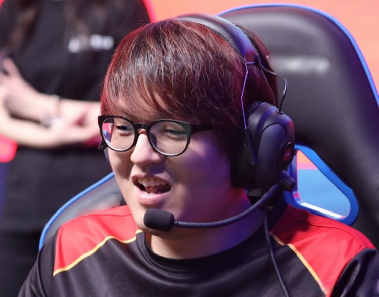 GimGoon eats melon: After watching this clip, I feel that mlxg is a very good person to me.