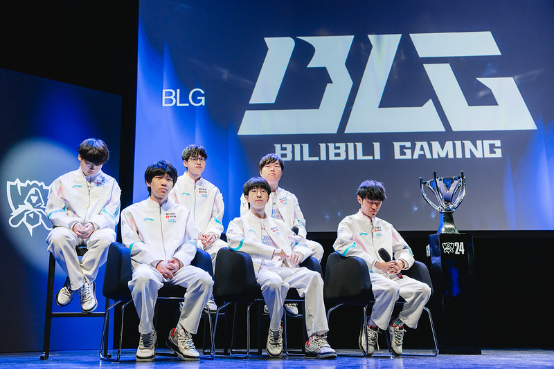 Comentador  joker : Notícias confiáveis, se todos os membros de  Bilibili Gaming  ficarem, então Zuo Shou definitivamente renovará seu contrato! Atualmente, apenas o caçador está indeciso!