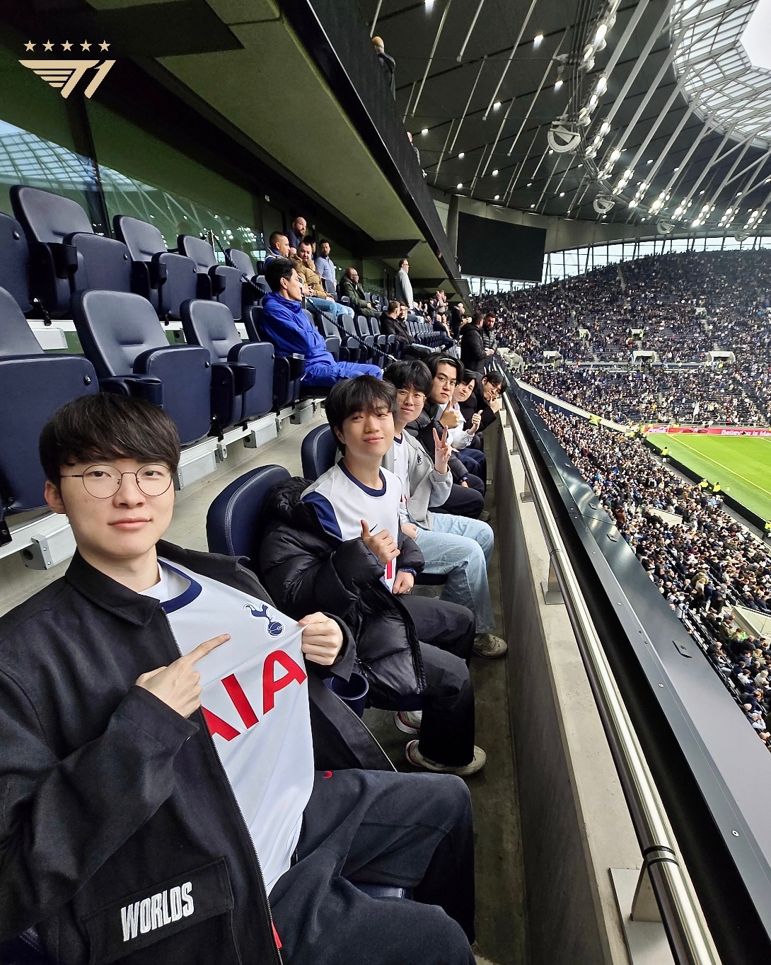  T1  Champion-Spieler + Trainer sind im Tottenham Hotspur Stadium angekommen,  faker  /  Keria  / Zeus  tragen ein Tottenham-Trikot
