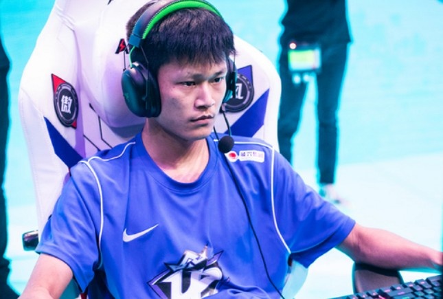  Doinb  : Ibang mga kapitan ang nagtanong kay  xiaocaobao  kung siya ay lalahok sa mga training matches kapag siya ay umuutos. Sabi niya, hindi siya lalahok.