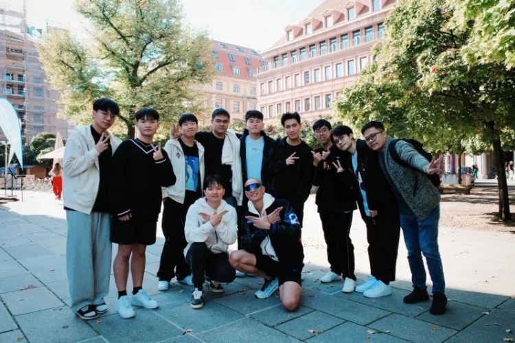 GAM official Twitter แชร์รูปภาพ: วันแรกในเบอร์ลิน!  G2 Esports  official Twitter แสดงความคิดเห็น: ยินดีต้อนรับ