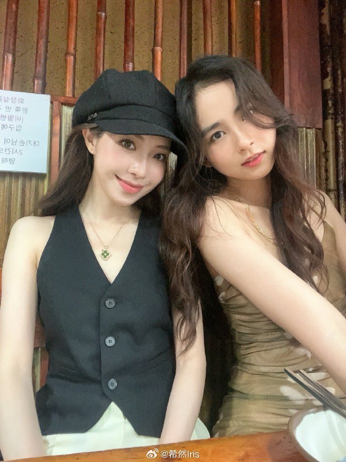  LPL  호스트 시란이 웨이보에 사진을 공유했습니다: 오늘의 미모 수준에 둘 다 비교적 만족합니다