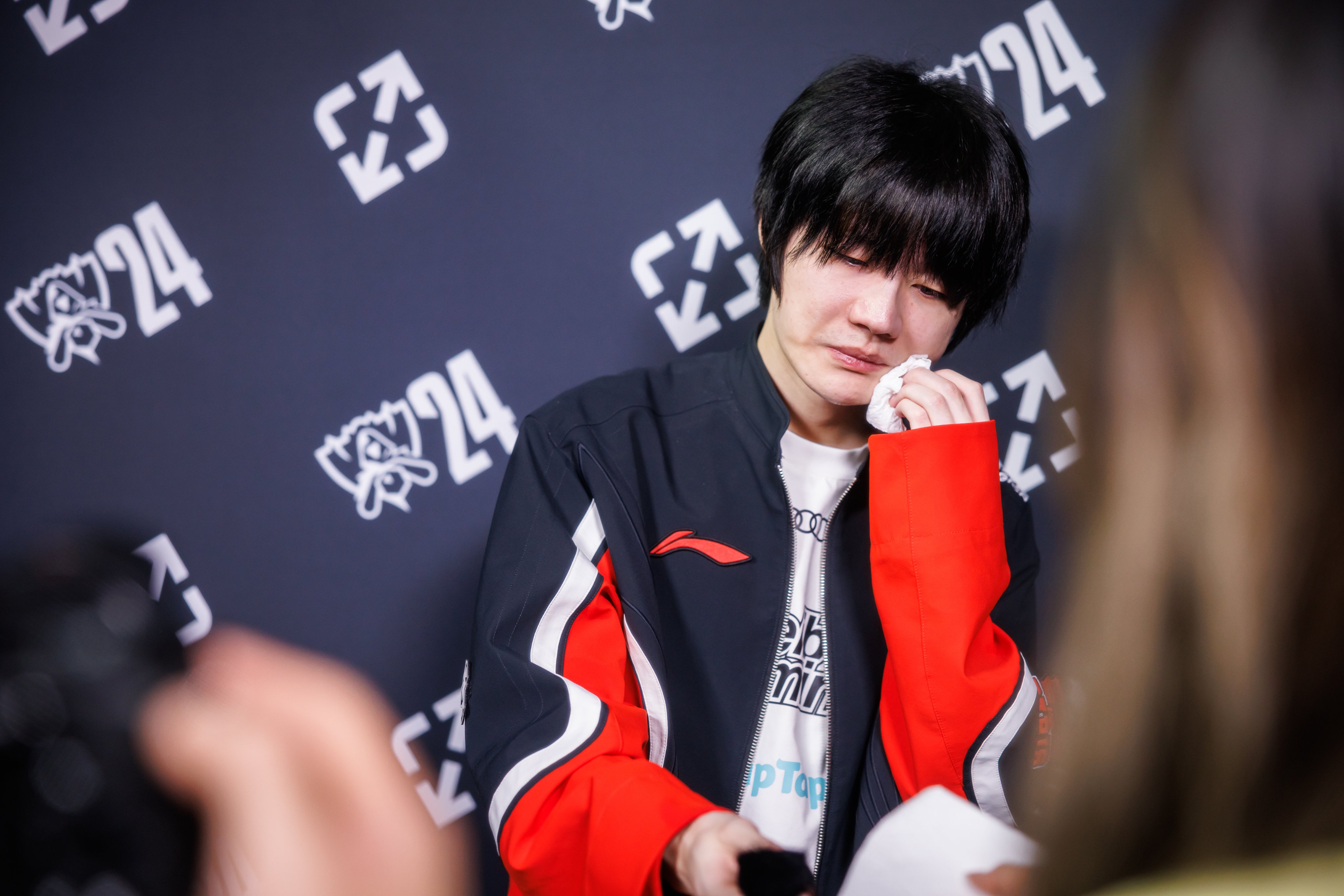 LoL Esports发布Crisp采访区落泪照片：心碎
