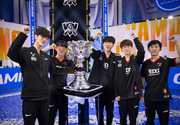 Bien, bien, bien~ Hace tres años,  EDward Gaming  derrotó a  Dplus KIA  para ganar el Campeonato Mundial 2021