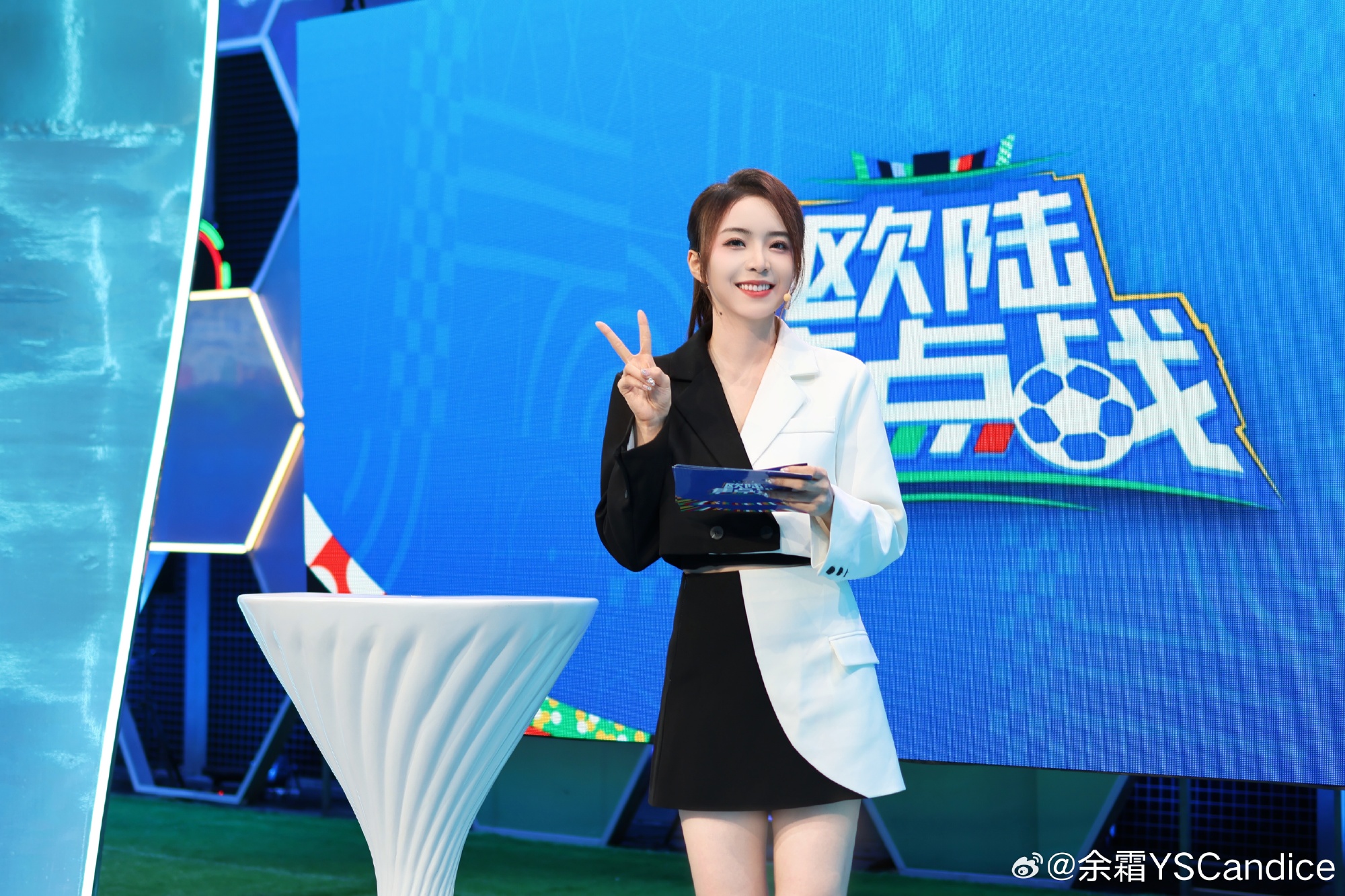  LPL  MC Yu Shuang chia sẻ bức ảnh trở về sau khi dẫn chương trình European Cup trên Weibo cá nhân của cô: cảm nhận được sự trưởng thành thật sự làm tôi hạnh phúc
