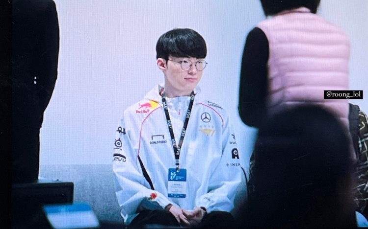 Faker attended the Kespa Global E-sports Forum and returned with photos: truly spirited!