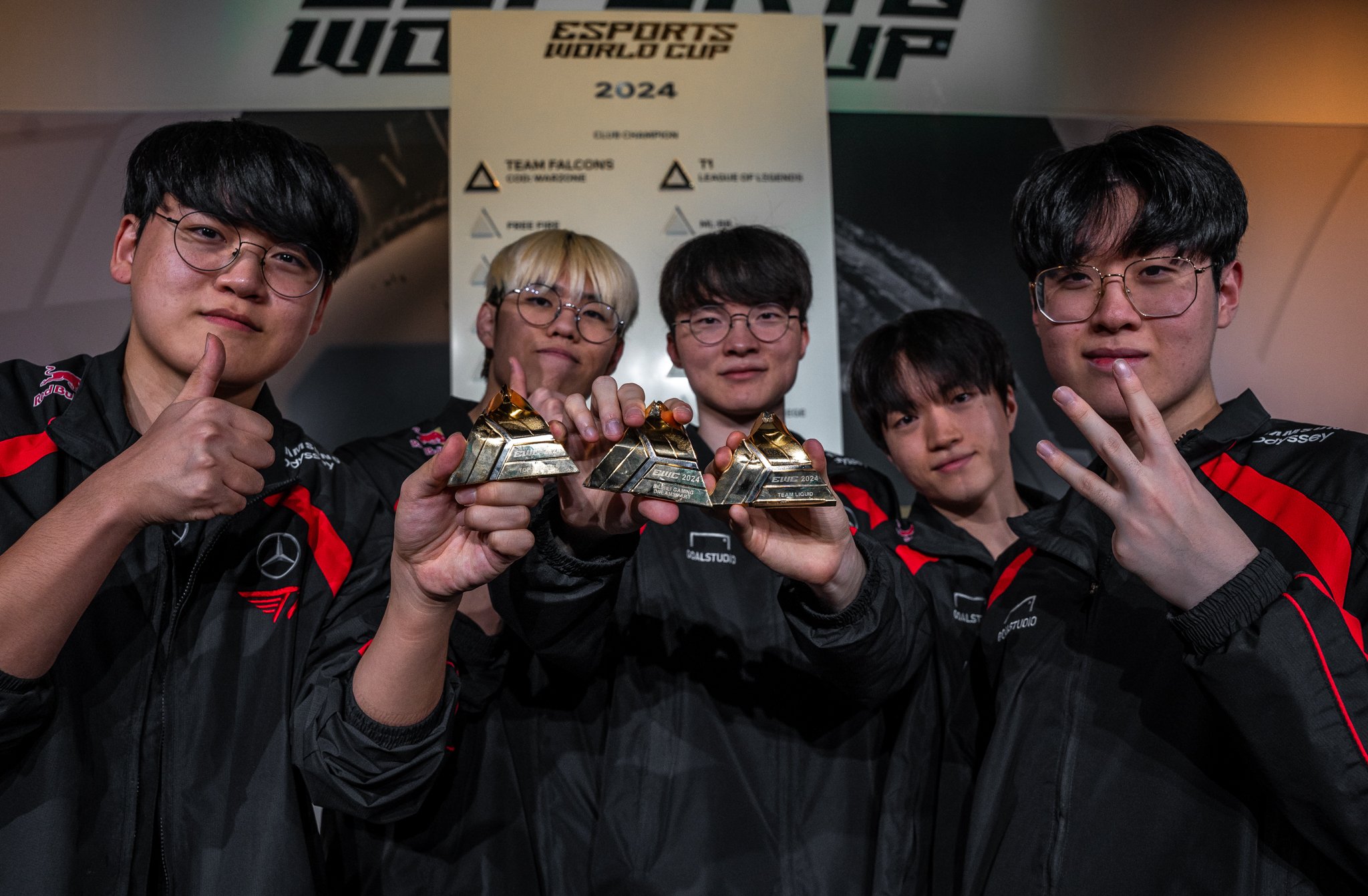 EWC Official Weibo ha pubblicato le foto: Crushing  Top Esports  logo!  T1  ha di nuovo infranto i loro sogni
